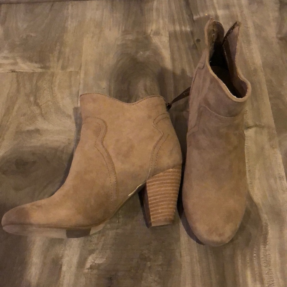 Report, Size 6, ankle booties NEW